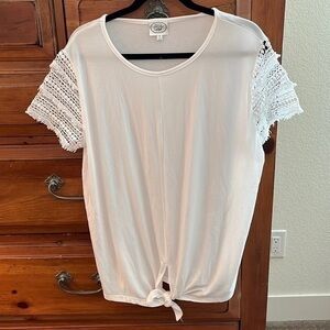 Laura Ashley Women’s white tee top lace sleeves and tie at waist size XL